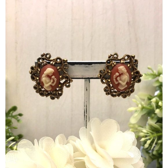 Vintage Clip On Earrings Gold Toned Rope Design Oval With Cameo Girl Smelling Fl - Picture 3 of 5